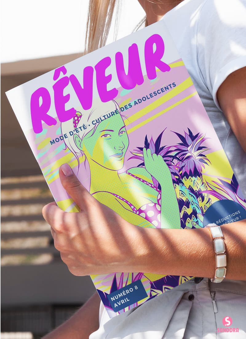 Woman holding the Fashion and beauty Magazine Rêveur